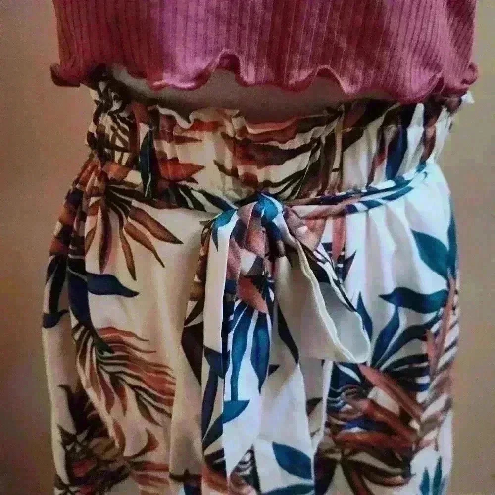 Shein outfit! 1 pair of shorts with 2 tops. Women's 1x - Picture 16 of 16